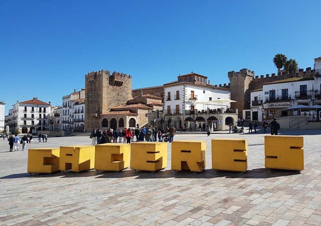 Elegante Apartamento Para 5 En El Centro De Caceres Con Wifi Екстериор снимка